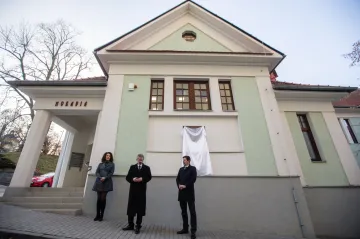 Odsouzené ve vykonstruovaném procesu spojeném s případem Babice připomíná pamětní deska