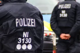V centru Stuttgartu najel řidič autem do skupiny lidí, jedna žena zemřela