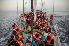 „Nenecháme se zastrašit,“ zní z humanitárních lodí k Salvinimu. Další doplula na Lampedusu