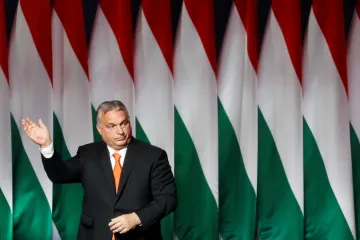Orbán se pokouší budovat neliberální demokracii. Chladným u toho nechává jen málokoho