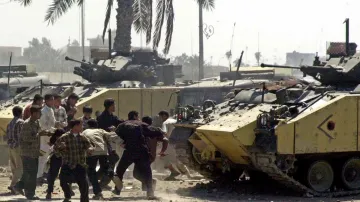 Nespokojení Iráčané házejí kameny na britské jednotky (Basra, 22.3.2004)