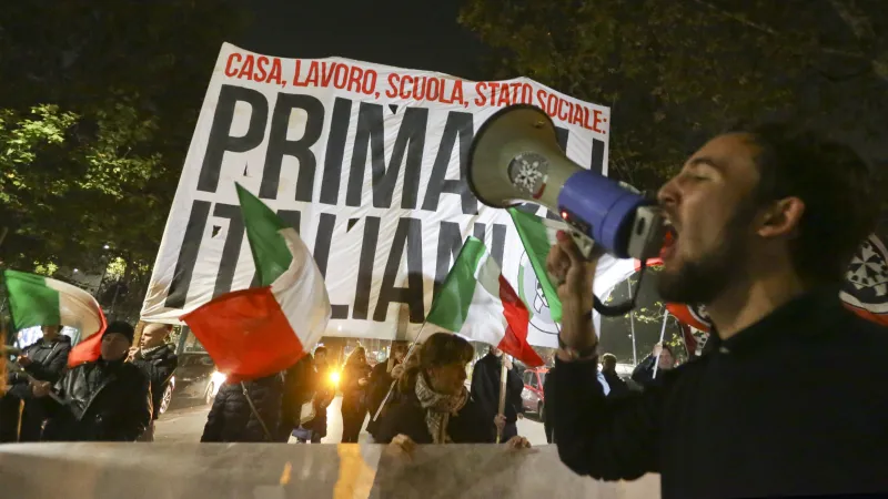 Stoupenci neofašistické skupiny CasaPound na protiimigrační demonstraci v říjnu 2016