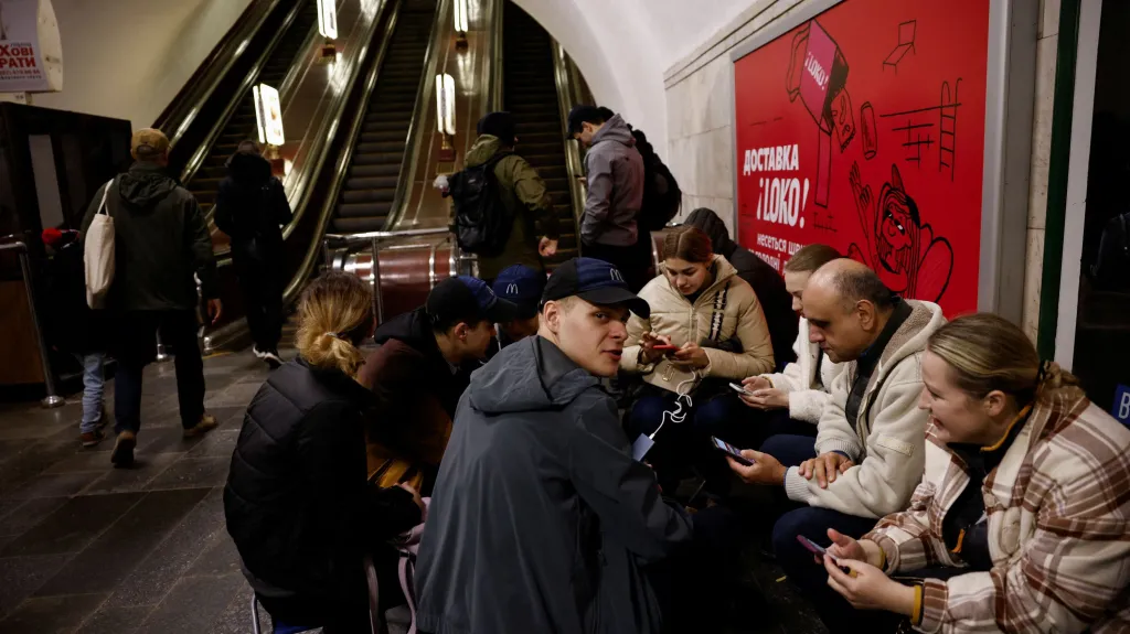 Obyvatelé Kyjeva ukrytí v metru před ruským bombardováním