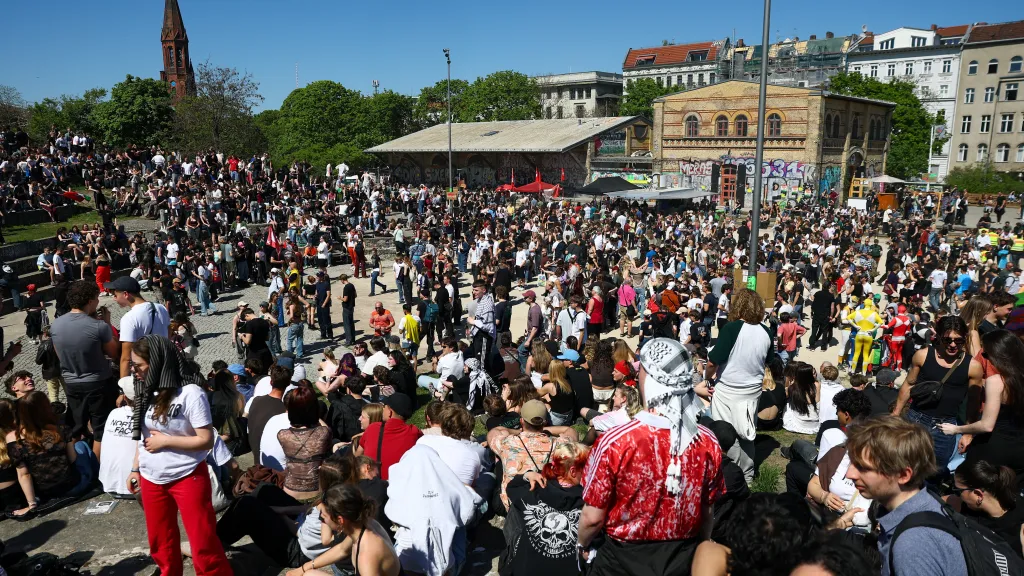 Lidé se účastní prvomájové demonstrace „Free Goerli – Rave against the Zaun“ v berlínském Goerlitzer Parku
