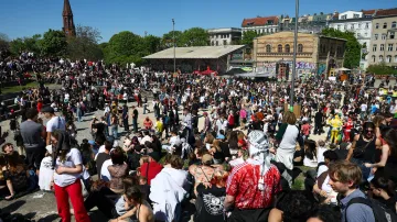 Lidé se účastní prvomájové demonstrace „Free Goerli – Rave against the Zaun“ v berlínském Goerlitzer Parku