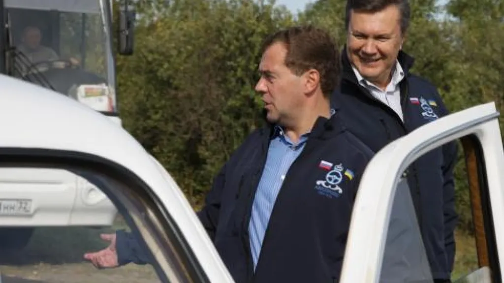 Dmitrij Medveděv a Viktor Janukovyč se vydávají na trať rallye