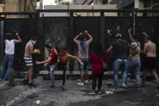 V Bejrútu po výbuchu pokračují protesty. Policie rozháněla demonstranty slzným plynem