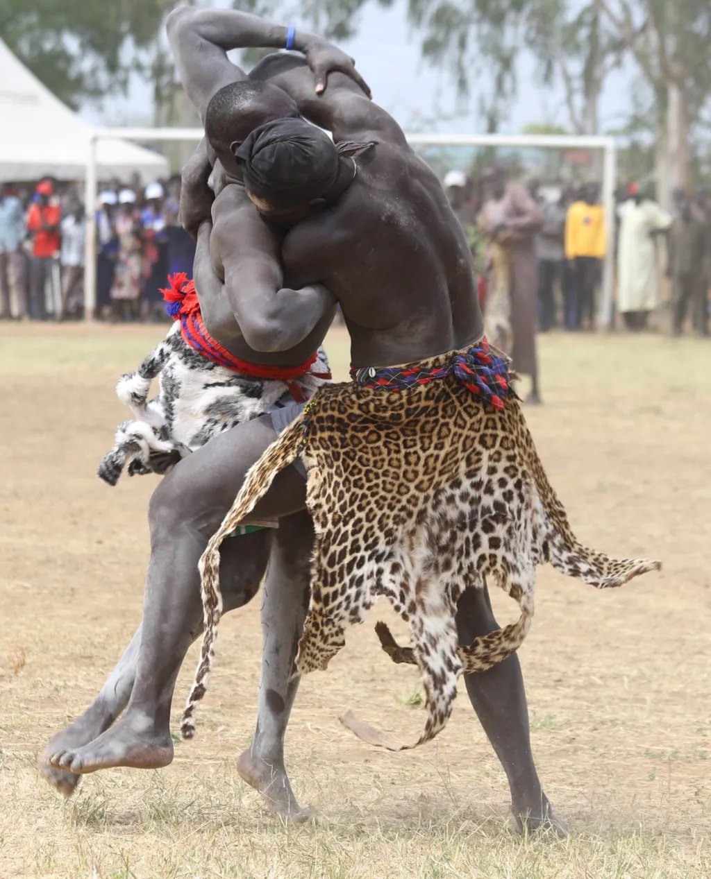 Válečníci v leopardích kůžích řeší bojem etnické konflikty
