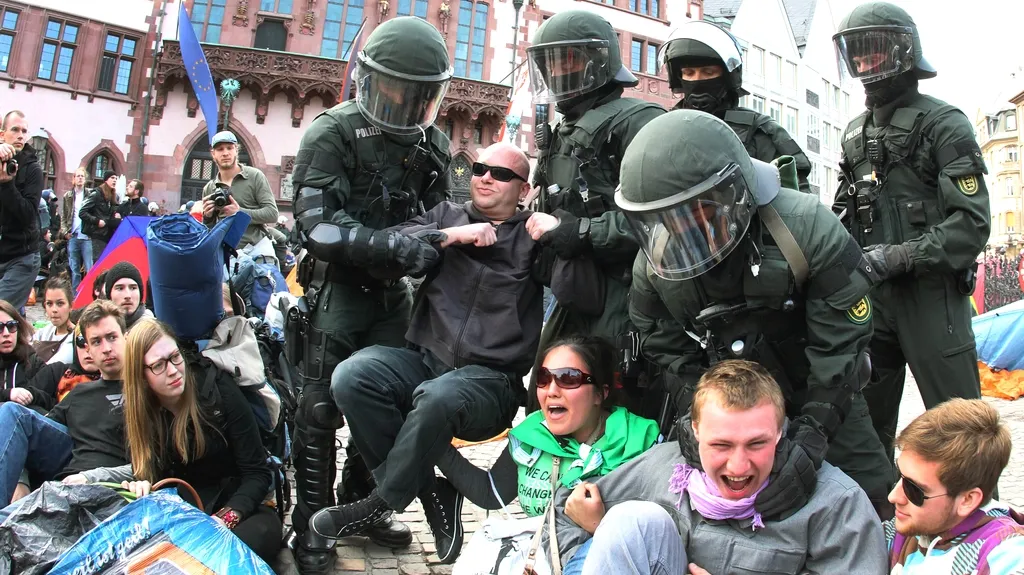 Zásah policie při frankfurtské demonstraci
