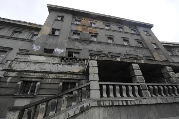 Plzeňský kraj chce místo zchátralých lázní sál a depozitáře. Koupí proto firmu, která je vlastní