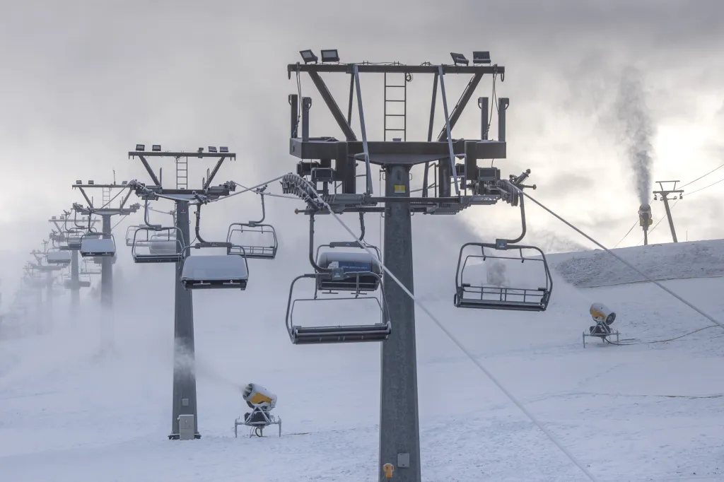 Skiareál Deštné v Orlických horách na Rychnovsku postupně zasněžuje sjezdovky před zahájením sezony