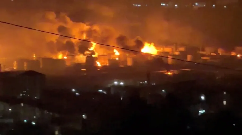 Záběr z videa ze sociálních sítí, které údajně zachycuje požár v Tuapse