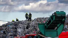 Hasiči po dohašení požáru opouští skládku u obce Rynholec