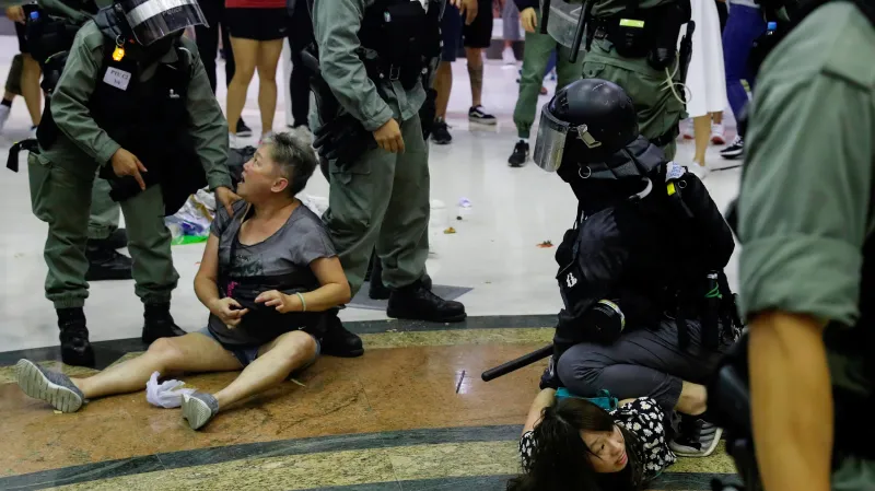 Zásah hongkongské policie v nákupním centru