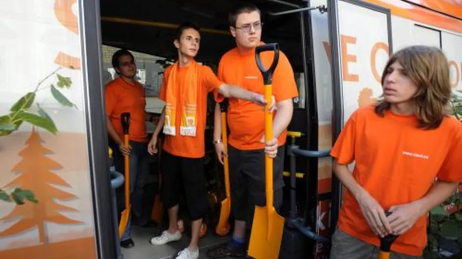 Asistenti si rozdávají rýče před startem Ekojízdy ČSSD