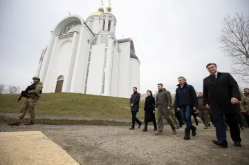 Ukrajina vyhraje a ruské zlo padne, řekl Zelenskyj v Buči rok po osvobození města