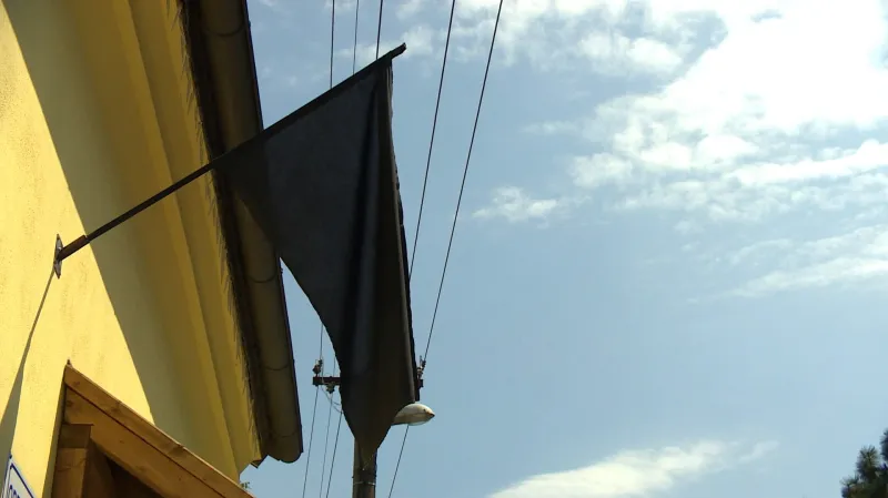 Černý prapor ve vsi Mokrouše na Plzeňsku