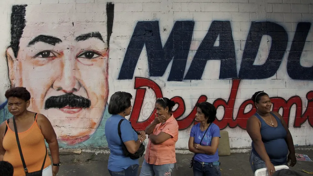 Podobizna Nicolase Madury na zdi poblíž jedné z volebních místností