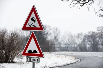 Na hlavním tahu z Liberce na Turnov se stala série nehod. Dopravu komplikuje ledovka