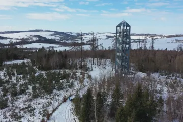 Na Kopřivné vyrostla nová rozhledna. Podívat se z ní na Beskydy i Jeseníky bude možné až v květnu