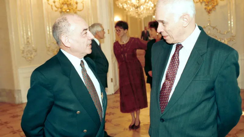 Luboš Dobrovský po svém jmenování mimořádným a zplnomocněným velvyslancem České republiky v Rusku v rozhovoru s Ivanem Medkem, který jej zároveň vystřídal ve funkci kancléře prezidenta republiky