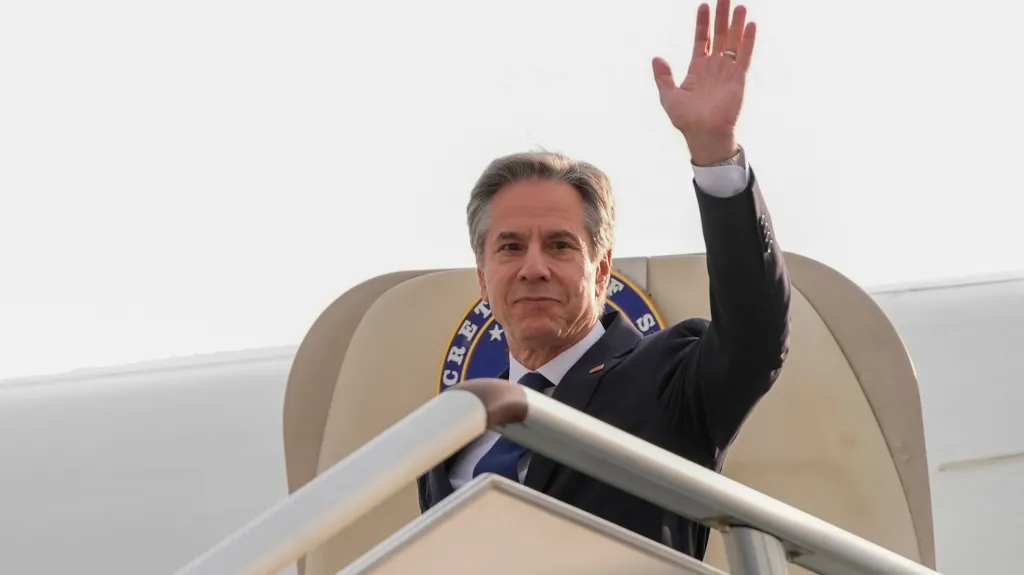 Antony Blinken při přistání v Šanghaji