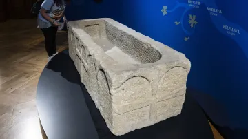 Z výstavy Přemyslovci v Národním muzeu: Románský sarkofág takzvaného svatého Longina