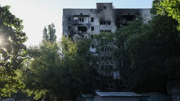 Obytný dům v Oděse zasažený ruským dronem