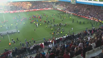 Násilnosti fanoušků na fotbalovém stadionu v Plzni