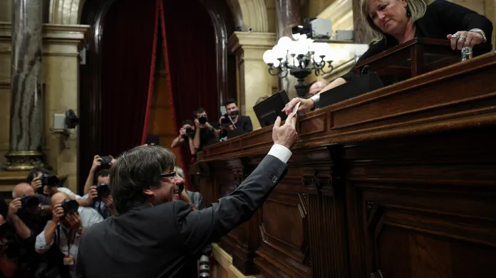 Premiér Puigdemont odevzdává svůj hlas