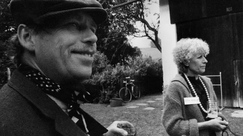 „Národní galerie zahájí výstavní sezonu 2017 novou expozicí Charta Story (20. 1. 2017 – 6. 2. 2019) v Salmovském paláci, kde před 40 lety vznikla a byla prvními signatáři podepsána Charta 77,“ uvedl do plánu Národní galerie její ředitel Jiří Fajt.