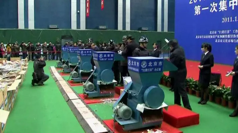 Čínské úřady demonstrativně zničily přes šest milionu pirátských DVD.