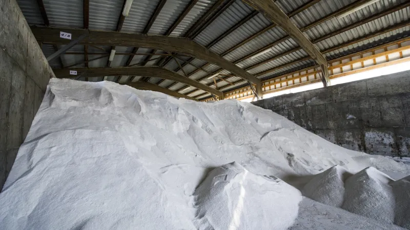 Teplá zima dělá leckomu radost. Jsou mezi nimi silničáři, kteří ušetřili miliony korun na zimní údržbě a sklady posypové soli jsou plné. Radosta má i Horská služba, které o jarních prázdninách ubylo práce.