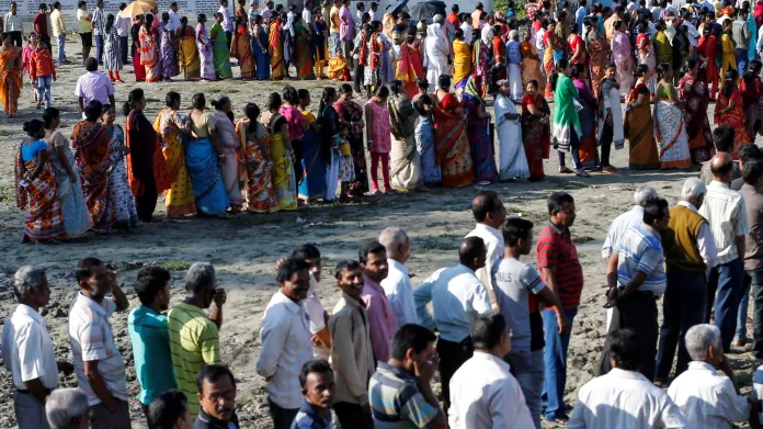 Hlasování začalo mimo jiné v Západním Bengálsku, před volebními místnostmi se tvořily fronty
