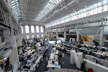 Rozdělené redakce, nebo jeden obří newsroom? Vydavatelství mění novinářskou praxi