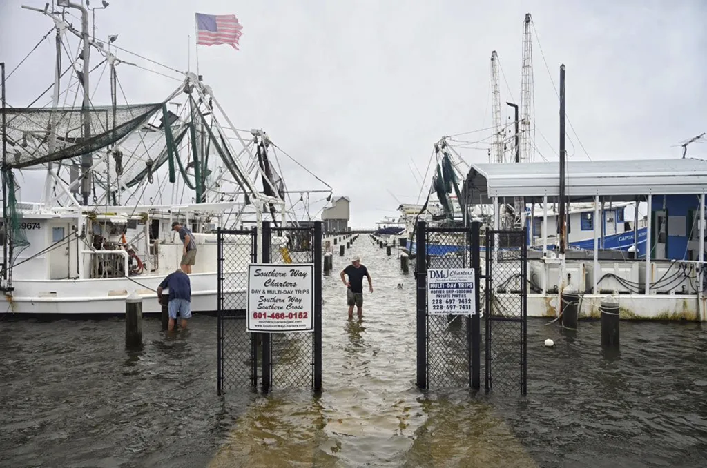 Rybáři kontrolují lodě v přístavu Pass Christian Harbor ve státě Mississippi