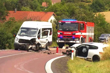 Po nehodě vězeňského minibusu a auta na Lounsku je dvanáct zraněných