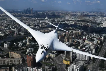 Týden obrazem: Zvěř mezi letadly, jóga v kouli a muž, který chodí po lanovce