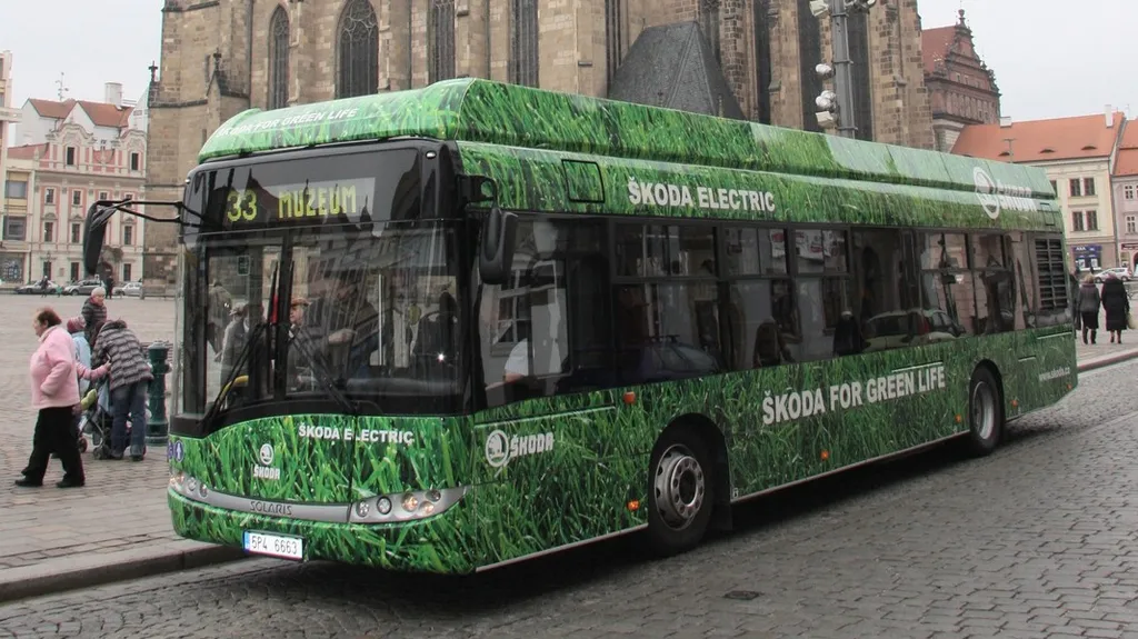 Hybridní autobus Škoda H12 začal jezdit v centru Plzně