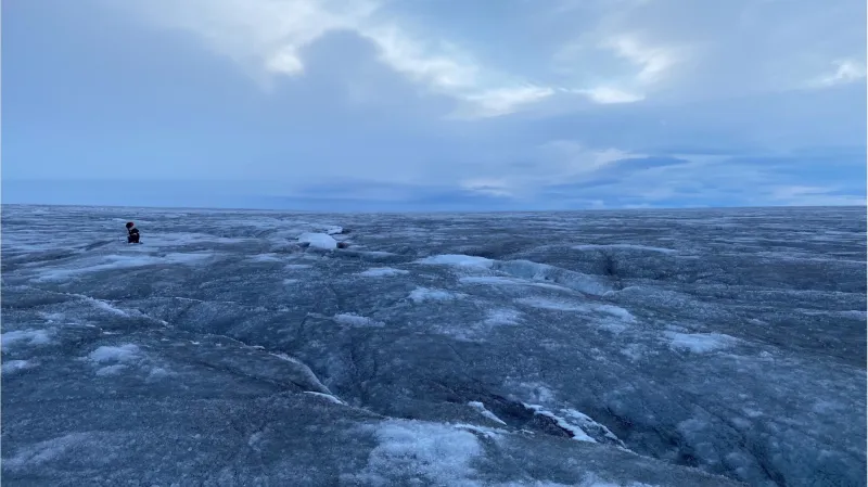 Led je v jarních a letních měsících stále černější