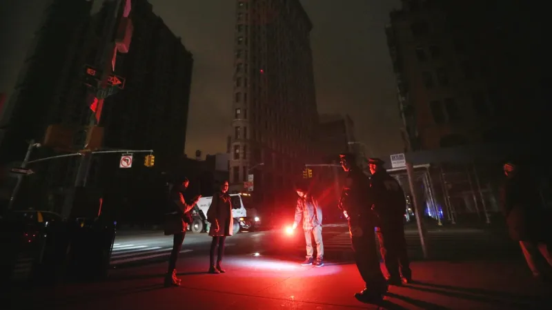 Velká část Manhattanu je stále bez proudu