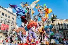 Veselé figuríny z kartonu se zpozdily o půlrok. Obyvatelé Valencie slaví svátek Las Fallas 