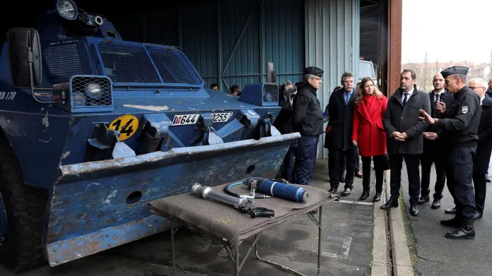 Ministr vnitra Castaner si prohlíži obrněný transportér na základně Satory ve Versailles u Paříže