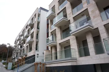 Banky vábí na nízké úroky u hypoték. Nemovitostí je však málo a zdražují