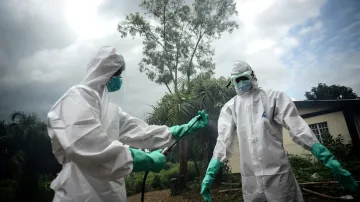 Epidemie eboly v západní Africe neutichá