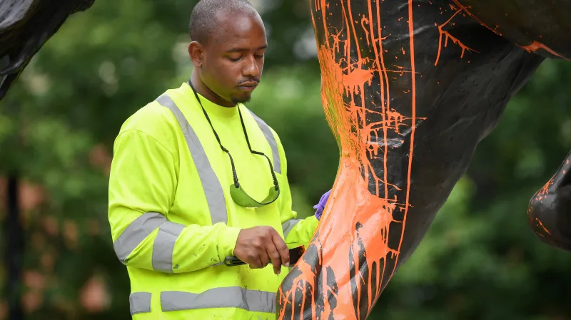 Afroameričan u jedné ze soch v Kentucky