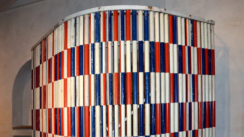 Radek Kratina / vstupní prostor pražského obchodního centra Lužiny; realizováno v r. 1991, později odstraněno