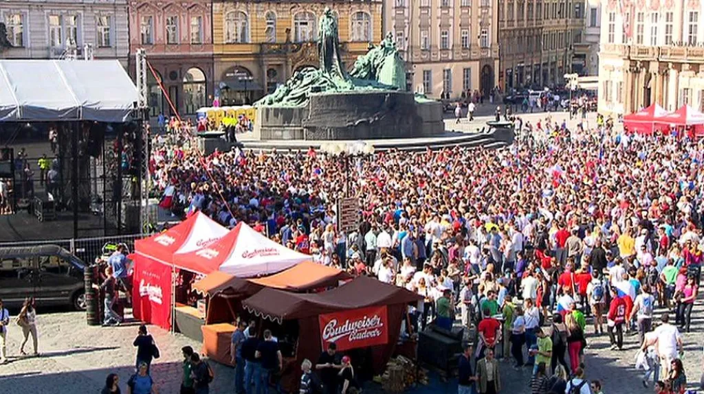 Fanoušci na Staroměstském náměstí