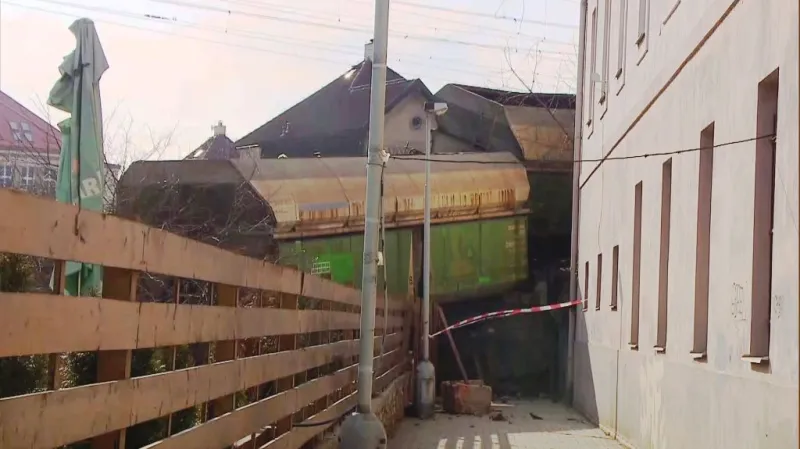 V pražském Radotíně vykolejil nákladní vlak
