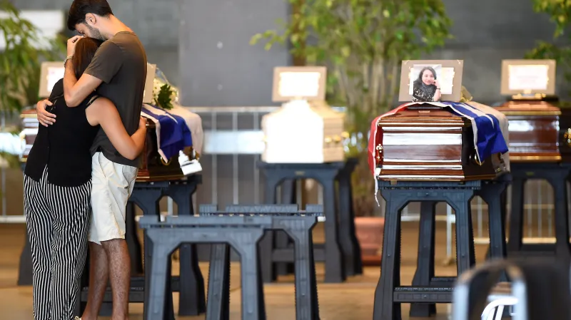 Rakve s pozůstatky obětí v Janově